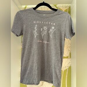 Hollister Gray Floral Graphic Short Sleeve Tee